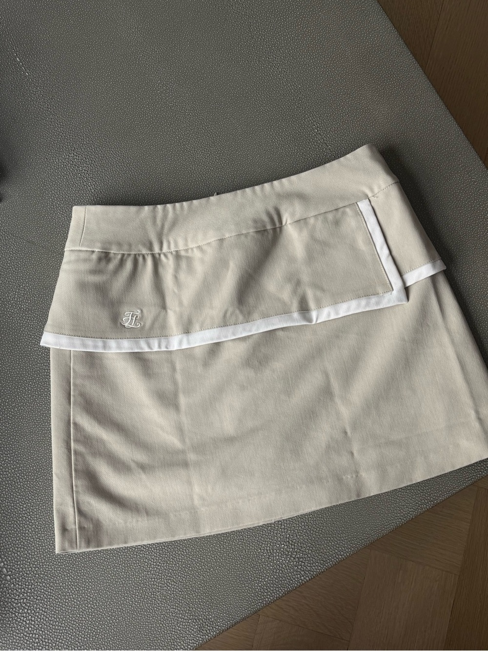Fair Liar Golfwear Skort XS Beige White Piping Trim Embroidered Logo